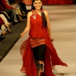 hadiqa-kiyani-in-asifa-and-nabeels-collection-at-pfdc-fashion-week-lahore-1 hadiqa-kiyani-in-asifa-and-nabeels-collection-at-pfdc-fashion-week-lahore-1