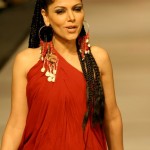 hadiqa-kiyani-in-asifa-and-nabeels-collection-at-pfdc-fashion-week-lahore-2 hadiqa-kiyani-in-asifa-and-nabeels-collection-at-pfdc-fashion-week-lahore-2