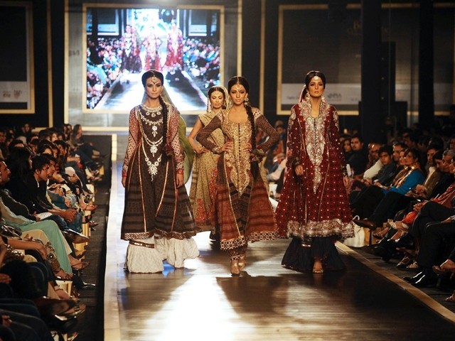 http://www.rewaj.com/wp-content/uploads/2010/11/Nomi-Ansari-Collection-at-Bridal-Couture-Week-Lahore-2010-11.jpg