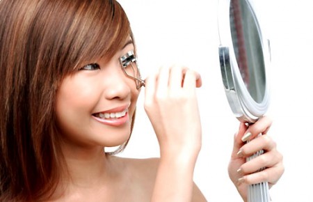 Are eyelash curlers harmful?