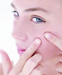 A Woman's Guide to Applying Makeup When You Have Acne