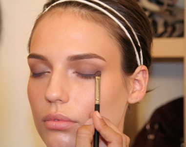 How to Apply Eye Make Up Easily
